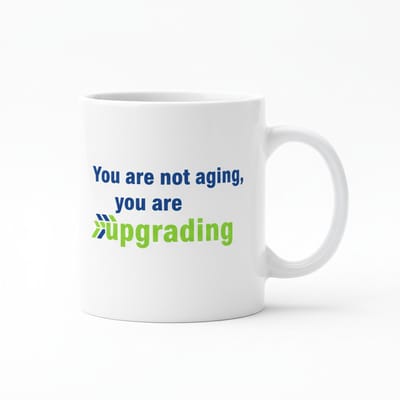 Motiverende Tekst Koffiemok “You Are Not Aging, You Are Upgrading” – Positief Verjaardagscadeau – 330 ml Keramische Mok