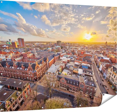 Gards Tuinposter Groningen Stad bij Zonsondergang - 150x120 cm - Tuindoek - Tuindecoratie - Wanddecoratie buiten - Tuinschilderij