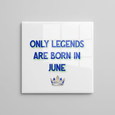 “Only Legends Are Born in June” Decoratieve Verjaardagstegel – Uniek Keramisch Cadeau – 15×15 cm