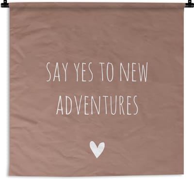 Wandkleed - Wanddoek - Engelse quote "Say yes to new adventures" met een hartje tegen een bruine achtergrond - 150x150 cm - Wandtapijt