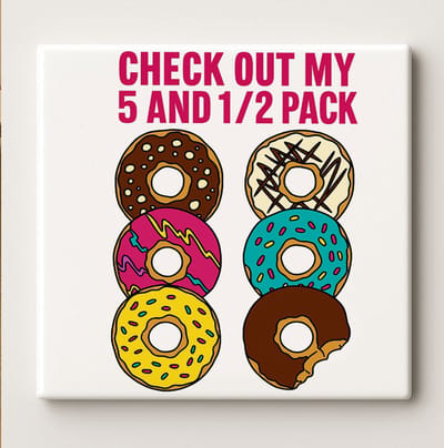 Grappige Donut Quote Decoratieve Tegel 15x15 cm – “Check Out My 5 en 1/2 Pack” – Humor Keuken- & Bakkerij Wanddecoratie