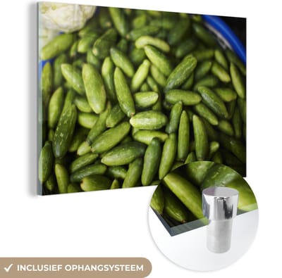 ® Glasschilderij 180x120 cm - Schilderij acrylglas - Knalgroene augurken voor verkoop - Foto op glas - Muurdecoratie woonkamer - Wanddecoratie slaapkamer - Schilderijen
