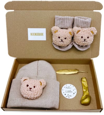 Kraamcadeau Brievenbuspakket Bruine muts + sok - felicitatie zwangerschap, kraamcadeau unisex - 3 kleuren - geboortegeschenk
