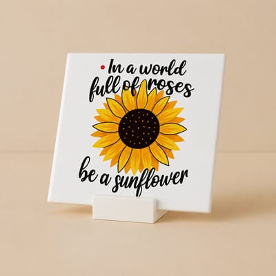 In een Wereld Vol Rozen Wees een Zonnebloem – Inspirerende 15x15 cm Keramische Tegel met houdertje met Quote | Positieve Woondecoratie Cadeau met Zonnebloem Ontwerp