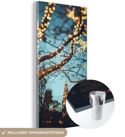 MuchoWow® Glasschilderij 60x120 cm - Schilderij acrylglas - Wenen - Kerstverlichting - Takken - Nacht - Duitsland - Foto op glas - Schilderijen
