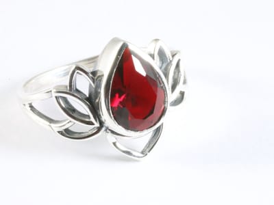 Opengewerkte zilveren lotus bloem ring met granaat - maat 15.5
