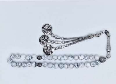 Handgemaakte tesbih klassiek - "Tasbih" natuursteen " Howlite Wit" - Aantal kralen 33 - Diameter kralen 8 MM - met metaal tassel "Allah jala jalaluh" - Een mooi cadeau-idee
