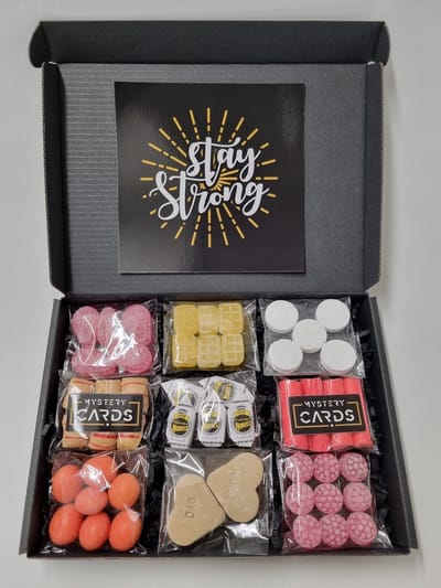 Oud Hollands Snoep Pakket | Box met 9 verschillende populaire ouderwets lekkere snoepsoorten en Mystery Card 'Stay Strong' met geheime boodschap | Verrassingsbox | Snoepbox