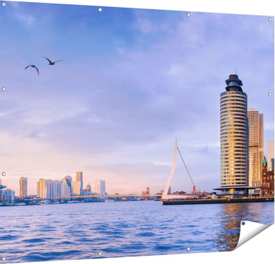 Gards Tuinposter Rotterdamse Skyline aan het Water - 150x120 cm - Tuindoek - Tuindecoratie - Wanddecoratie buiten - Tuinschilderij