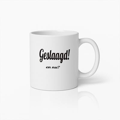 Witte Koffiemok met Nederlandse Afstudeertekst 'Geslaagd! en nu?' – Leuk Cadeau voor Afgestudeerden