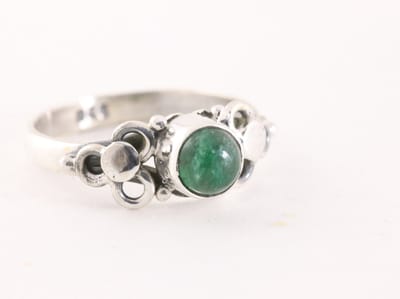 Fijne bewerkte zilveren ring met jade - maat 16