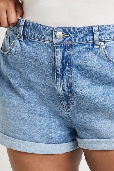 boohoo Dames Plus Denim Moedershort | Acid Wash Gebleekt Lichtblauw | Maat: 54