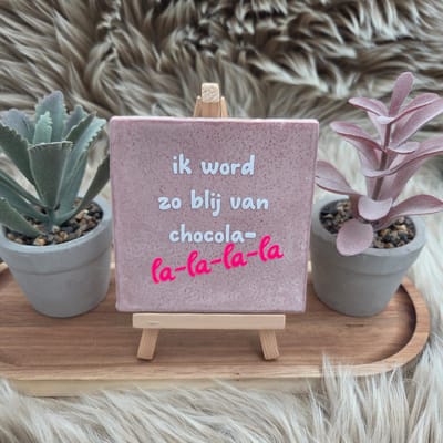 Robuust wenstegeltje “Ik word zo blij van chocolade la-la-la-la” – Keramiek 10x10 cm – Grappig Tegeltje Cadeau – Decoratieve tegel met tekst – Woondecoratie quotes