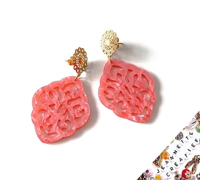 Jeannette-Creatief® - Resin - Barok Ruit Koraal - Oorstekers - Oorbellen - Oorbellen Dames - Coral - Koraal - Oorhangers - Statement Oorbellen - Goudkleurige RVS Bloem Oorknoppen - IBIZA Chic – Boho Chic – Bohemian – Bohemien - Ibiza Style