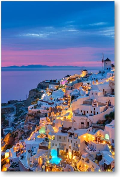 Oia met traditionele witte huizen en windmolens op het eiland Santorini, Griekenland in het blauwe avonduur - 60x90 Forex Staand - Landschap