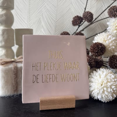 Hartjespost | Tegeltje Thuis, het plekje waar liefde woont, zalm roze, goud | Kerstcadeaus | tegeltjes met tekst | liefde | goud | alles is liefde | spreuktegel | tegeltjeswijsheden | Christmas | Xmas | kerstmis | decoratie kerst | 13x13