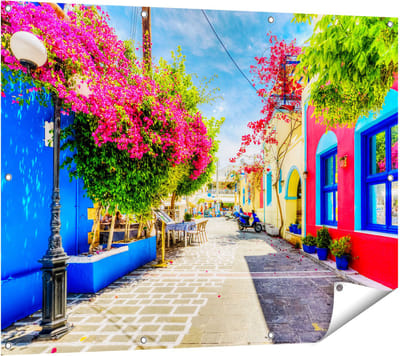 Gards Tuinposter Kleurrijke Straat op het Eiland Kos, Griekenland - 120x90 cm - Tuindoek - Tuindecoratie - Wanddecoratie buiten - Tuinschilderij