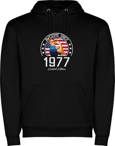 Zwarte unisex hoodie met “ Kleurrijke Awesome Since 1977 Limited Edition – Leeftijd – Verjaardag “ Print Full Color Color merk Roly maat S