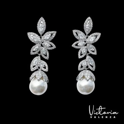 Victoria Valenza Zilverkleurige Bloem Oorbellen met Parels en Zirkonia Stenen - Oorhangers - Zilverkleurig - Bloem oorbellen - Parel oorbellen - Zirkonia