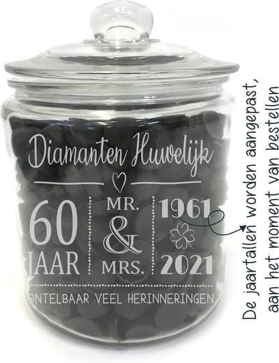 Snoeppot/voorraadpot DIAMANTEN HUWELIJK 60 jaar GETROUWD. Zonder drop. Cadeau-bruiloft-trouwdag. De snoeppot/voorraadpot is gemaakt van dik sterk glas. Het formaat is 21cm incl. deksel, 13,5cm doorsnede, inhoud 2 liter.