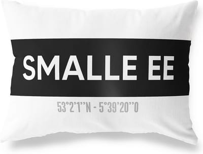 Tuinkussen SMALLE EE - FRIESLAND met coördinaten - Buitenkussen - Bootkussen - Weerbestendig - Jouw Plaats - Studio216 - Modern - Zwart-Wit - 50x30cm
