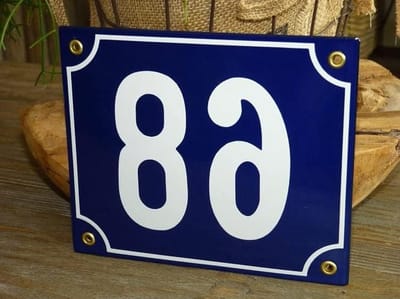 Emaille Huisnummer - Nummerbord Gebold - Huis Identificatie - Handmatig Gekleurd - 18x15 cm - Blauw Wit