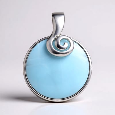 Cavill - Zilveren hanger 925 sterling zilver - Larimar 14,25 ct ronde cabochon - Hemelsblauw elegant sieraad - 33,5x25 mm handgemaakt
