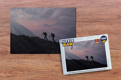 Puzzel Twee bergbeklimmers beklimmen een berg bij zonsopkomst - Legpuzzel - Puzzel 500 stukjes