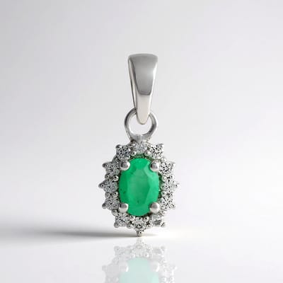 Cavill - Zilveren Hanger - 925 Sterling Zilver Gerhodineerd - Socoto Smaragd 0,347ct Ovaal - 12 Zirkonia Rond 0,288ct - Elegante Groene Hanger 18x8 mm
