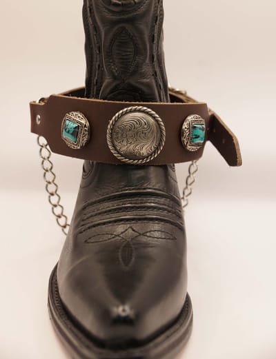 Leren donker bruin laars riempjes met bloem en concho's met licht blauw stenen - riemen voor countyr boots - laarzen vernieuwen met riempjes - western riempjes voor laarzen - country & western laarzen versieren met riemen - accessoires voor laarzen