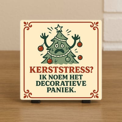 Spreuktegeltje - Grappig Kerst Tegeltje – Kerststress? Ik noem het decoratieve paniek – Humor Cadeau – Kerstdecoratie – Cadeau Idee - Trendy nu – Incl standaard