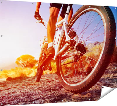 Gards Tuinposter Mountainbike Fietser op Stenen bij Zonsopgang - 160x120 cm - Tuindoek - Tuindecoratie - Wanddecoratie buiten - Tuinschilderij