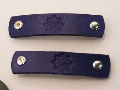 Leren kinder haarclip 2x groen met roos, 2x blauw met sierlijke ster - 4 kleine lederen haarclips kinderen of volwassen die een klein haarspeld willen - handgemaakte leren haarclips voor kinderen - leuke sterren haaraccessoires voor kinderen