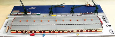 Haven kade diorama, gebouwen, schepen, voertuigen, kranen, lading, bouwplaat/schaalmodel in karton, schaal 1/250