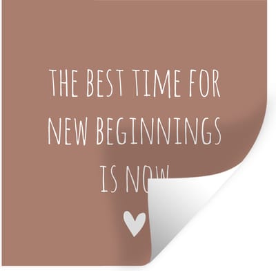 Muurstickers - Sticker Folie - Engelse quote "The best time for new beginnings is now" met een hartje op een bruine achtergrond - 120x120 cm - Plakfolie - Muurstickers Kinderkamer - Zelfklevend Behang XXL - Zelfklevend behangpapier - Stickerfolie