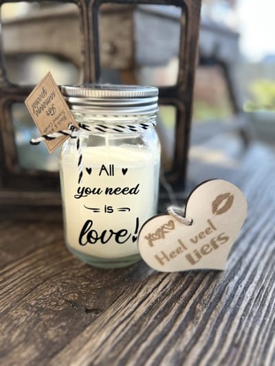 Creaties van Hier - Black & White scented candles All You Need Is Love met houten hartje – 13,5 cm – vanille