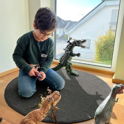 FLOORDIREKT Tapijt Rond - Ø 50 cm - Antraciet - Modern Fluffy Velours Kortpolig Tapijt voor Kinderkamer - Speeltapijt & Kindertapijt Krokodil