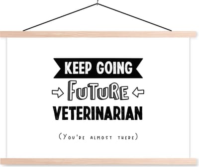 Posterhanger incl. Poster 90x60 cm - Schoolplaat - Quote - Dierenarts - Student - Textielposter - Blanke latten