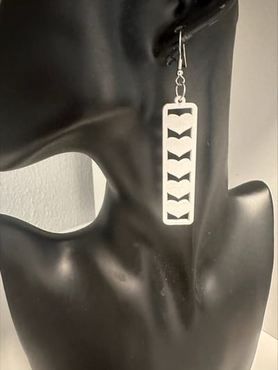 witte houten oorhangers strik | Make up | Parfum | Moederdag | Verjaardagscadeau| Cadeautje| Valentijnsdag| Kado | sieraden | vaderdag | oorbellen | oorsieraden