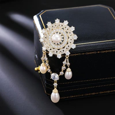Dames Licht Luxe Ontwerp Elegante Ingelegde Zirkonia Imitatie Parel Kwast Broche Modieuze Veelzijdige Niche Ontwerp Broche white