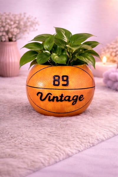 Bloempot ‘Basketball Vibes’ – Sporty & uniek! (set) | Viva Femme | Bloempot | 2-delig | Groot en klein | Decoratie | Cadeau | Wonen | Planten | Bloemen | Lente | Vrolijk | Sportief | Moederdag
