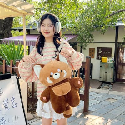 Peluche Panda Roux Sac à Dos Raton Laveur Mignonne Peluche Poupée Sac Bandoulière en Fourrure Douce pour Voyage Fête Cadeau d'Anniversaire