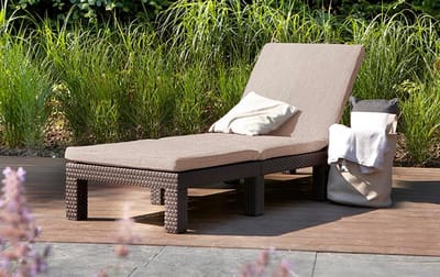 Zonneligstoel voor tuin, terras en balkon 195 x 65 x 25,5 cm – Luxe verstelbare ligstoel met kussen, bruin kunststof met platte rotanlook – Comfortabel en weerbestendig, Nicolehome