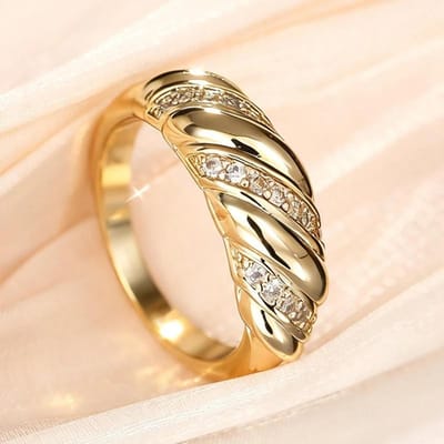Huitan Schitterende Ringen voor Vrouwen Stijlvolle Sierlijke Verlovingsfeest Sieraden Mode Schitterende Kubieke Zirconia Vingeraccessoires 7 beige