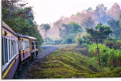 WallClassics - Dibond - Thaise Trein door Groen Natuurgebied in Thailand - 75x50 cm Foto op Aluminium (Met Ophangsysteem)
