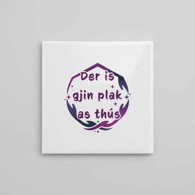 “Der is gjin plak as thús” Friese Woonquote Tegel – Gezellige Decoratieve Wandtegel – Keramische Tegel 15×15 cm