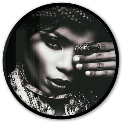Poster in lijst Rond - Fotolijst 40x40 cm - Posters - Vrouw - Sieraden - Ring - Make up - Zwart - Wit - Ketting - Ronde posterlijst zwart - Decoratie - Wanddecoratie woonkamer - Muurdecoratie slaapkamer