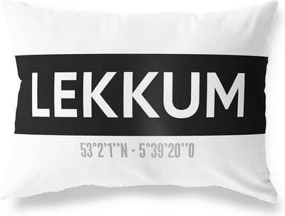 Tuinkussen LEKKUM - FRIESLAND met coördinaten - Buitenkussen - Bootkussen - Weerbestendig - Jouw Plaats - Studio216 - Modern - Zwart-Wit - 50x30cm