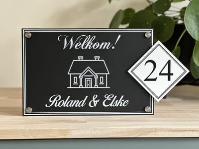 Naambordje | Huisnummerbord voordeur | Welkom huisje | 20x38cm | matzwart | rvs afstandhouders