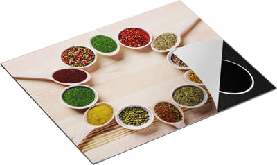 Chefcare Inductie Beschermer Kruiden in Lepels op een Houten Tafel - 65x50 cm - Afdekplaat Inductie - Kookplaat Beschermer - Inductie Mat